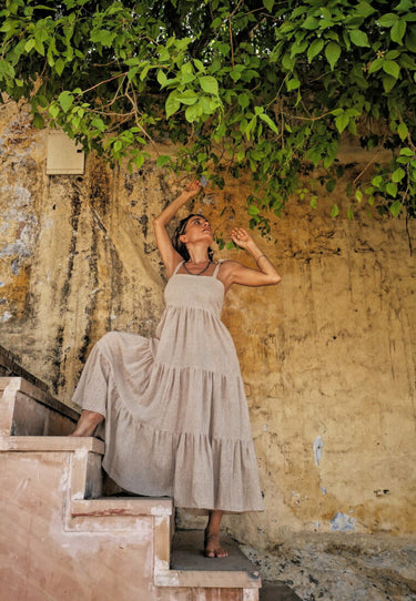 Vestido chintu con volantes en crudo natural 🌿