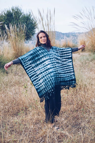 Poncho teñido anudado de los Andes