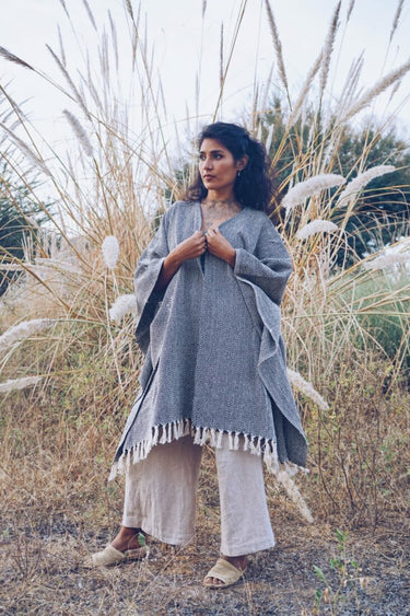 Poncho Khadi en blanco y negro