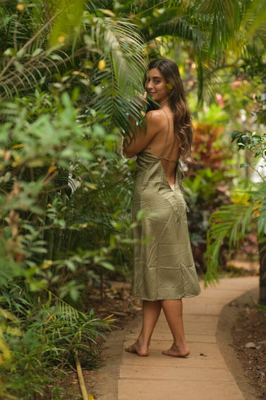 Vestido lencero sin espalda Allure (versión contorneada)