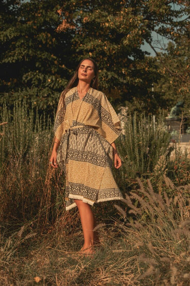 Poncho tradicional con estampado en bloques en amarillo y negro