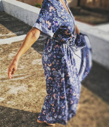 Fundas envolventes en campo floral magnético.