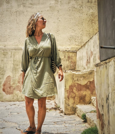 Vestido midi cruzado en color oliva de Lanika