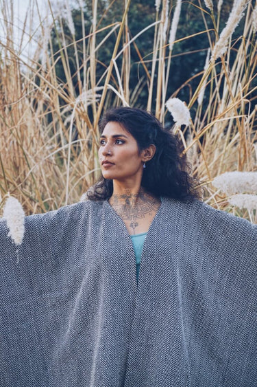 Poncho Khadi en blanco y negro