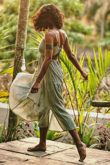 Vestido con volantes de flores silvestres