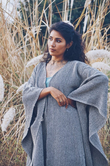 Poncho Khadi en blanco y negro