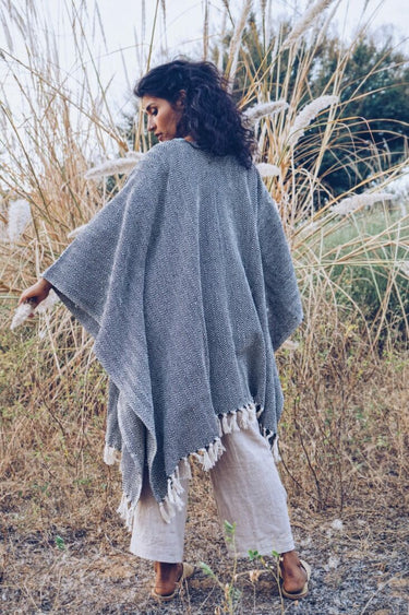 Poncho Khadi en blanco y negro