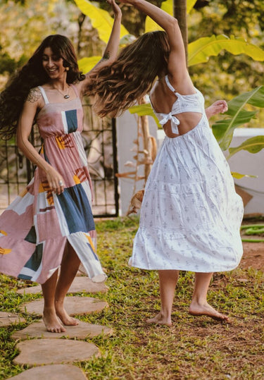 Vestido con volantes de flores silvestres