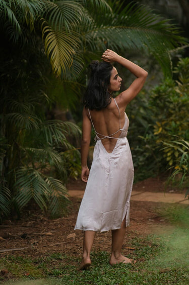 Vestido lencero sin espalda Allure (versión contorneada)