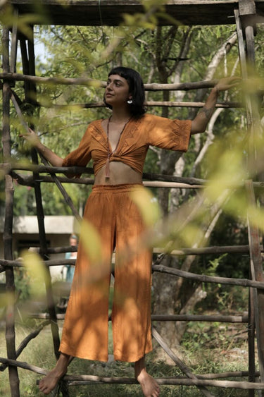 SET Me Free en mostaza con estampado de bloques
