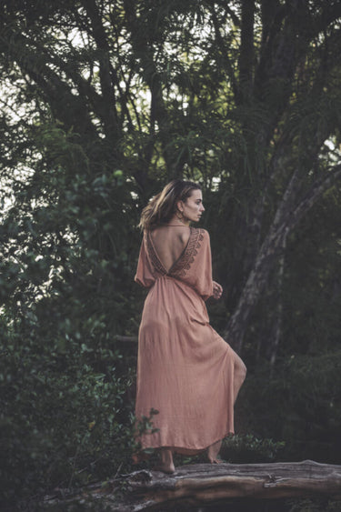 Oshun Maxi Kaftan en Coral con Estampado de Bloques