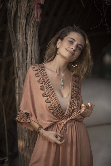Oshun Maxi Kaftan en Coral con Estampado de Bloques