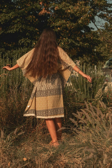 Poncho tradicional con estampado en bloques en amarillo y negro