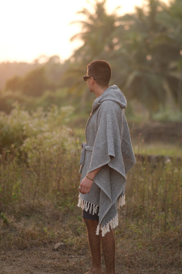 Poncho Khadi en blanco y negro