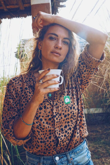 Camisa con botones táctiles